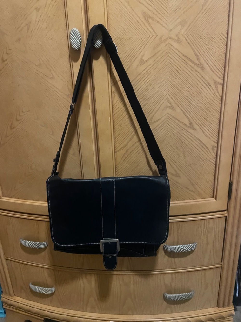 Capital one the move black messenger bag